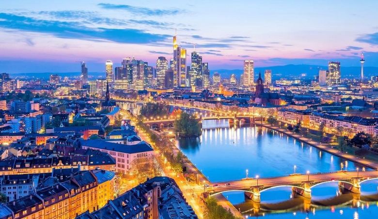 Firma gründen als digitaler Nomade: Was Sie rechtlich und steuerlich wissen müssen